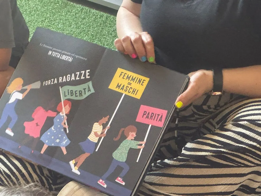 Un albo illustrato aperto su una pagina dedicata alla parità
