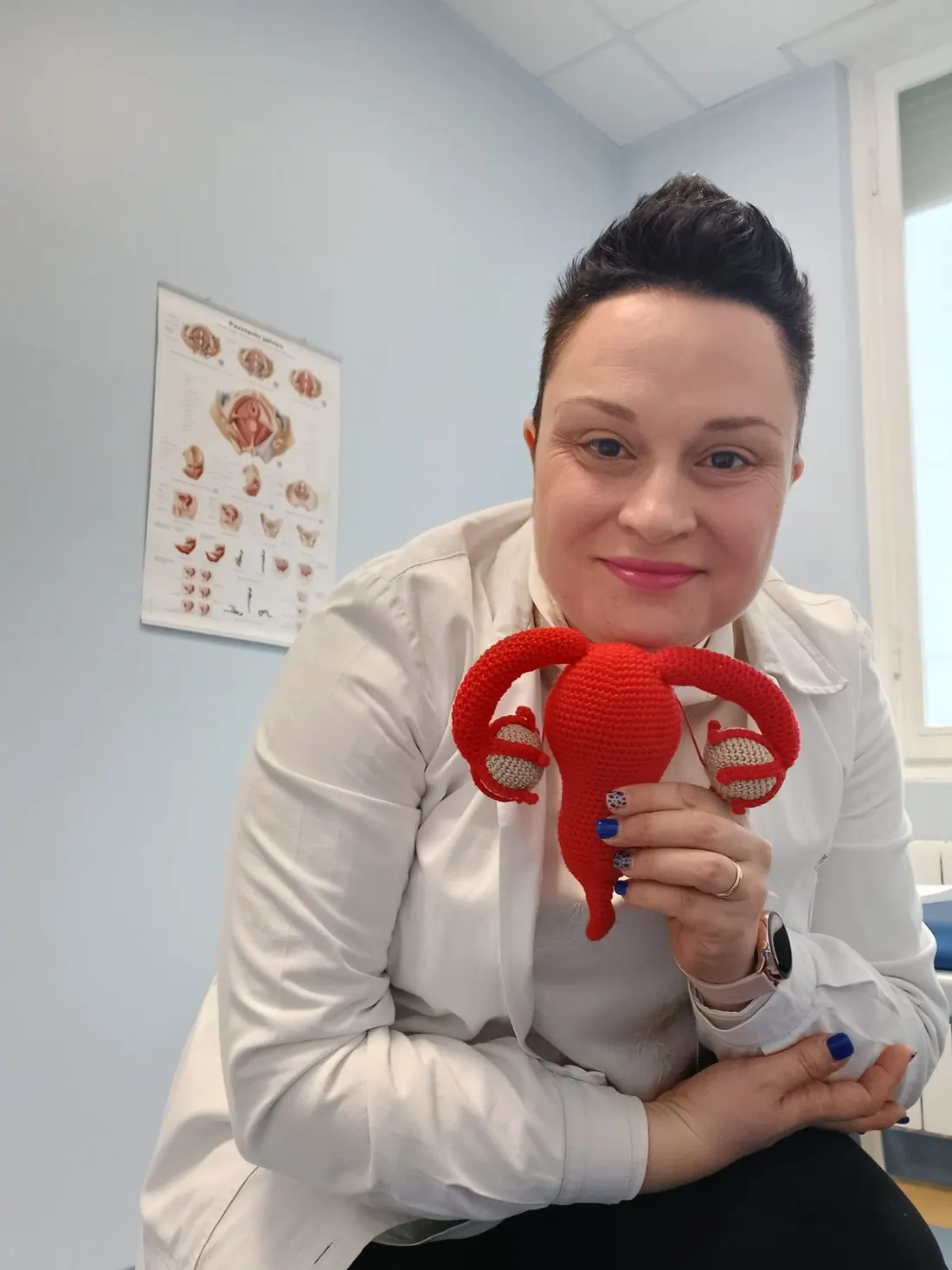 Beatrice Danzi in ambulatorio con un modello di utero all'uncinetto