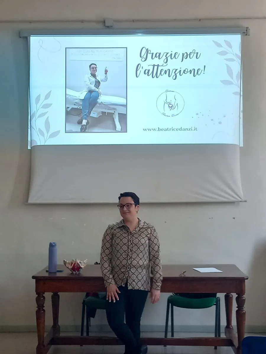Beatrice al termine di un incontro, davanti alla slide di ringraziamento